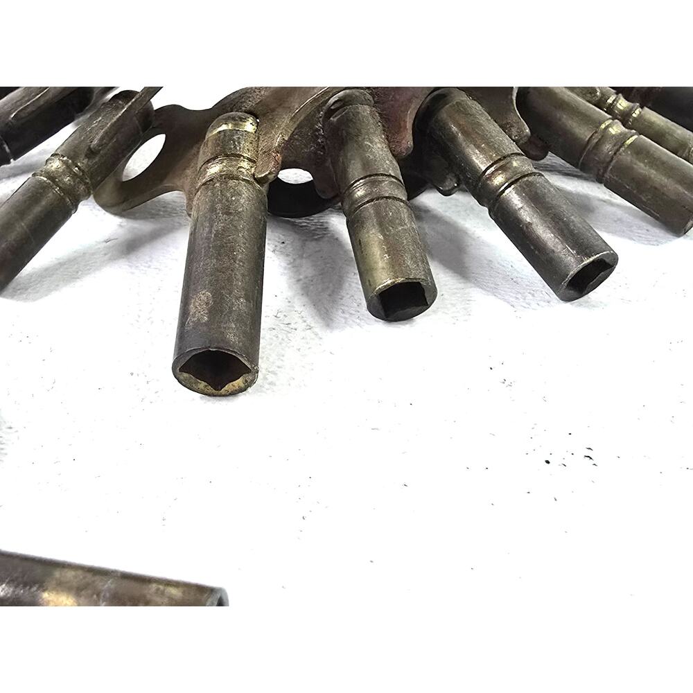 Vintage Clock Key Lot - Picture 5 of 10